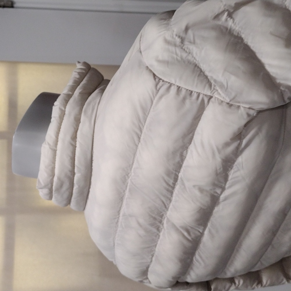 Amazon Essentials Cream Colored Puffer Jacket. Xs - image 8